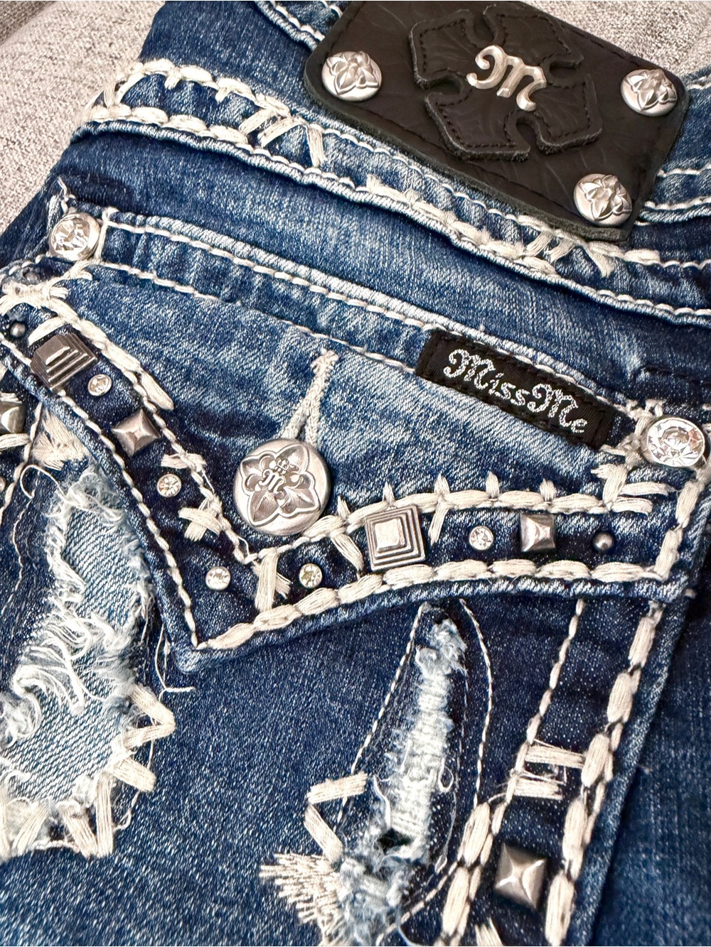Miss Me Blue Jeans size 26 Skinny Y2k Embellished Rhinestone Distressed Pockets - Picture 4 of 10